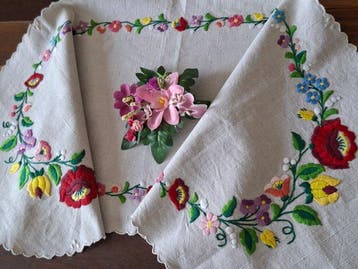 Schattige tafelloper uitgevoerd met prachtige bloemen
