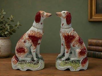 Paar Staffordshire Greyhound (Windhond) mantelbeelden –