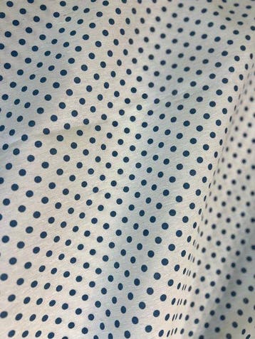 Katoenen stof met blauwe stippen – Tijdloze elegantie -