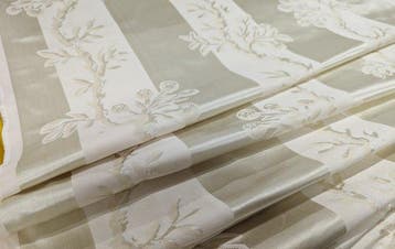 Lusso Sobrio: Elegante Tessuto San Leucio in Avorio Perlato