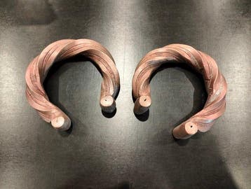Zeldzaam paar grote armbanden met gedraaide manillen, munten