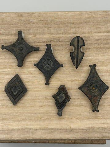 Oud-Romeins, Keizerrijk Brons Zes Romeinse fibulae met plaat