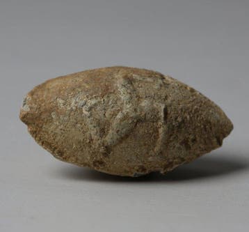 Oud-Grieks Lood Slingschotkogel met Triskeles (Zonder