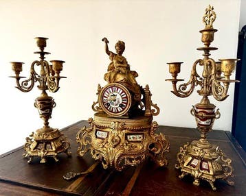 Klok en garnituur set (3) Louis XV Zinklegering, Messing,