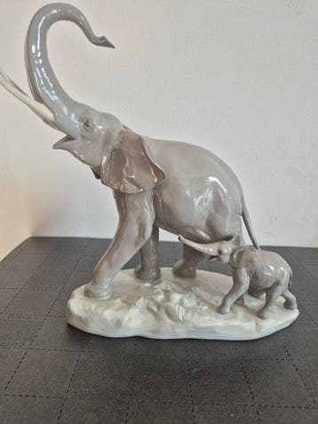 Lladró - Figuur - Mother elephant with baby - No Reserve