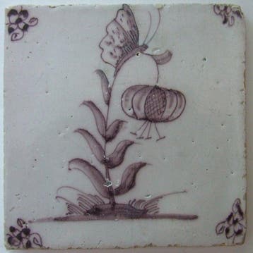 Tegel - Vlinder op Turkse Lelie. - 1750-1800, Antiek en Kunst