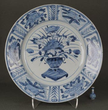 Edo Period (1603-1868) - Bord - A Wanli Style Floral Basket