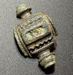 Oud-Romeins Brons Zeldzame broche met rijkelijk reliëf en, Antiek en Kunst