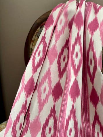 Dubbel breed. Ikat-stof met etnische patronen voor decoratie
