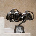 sculptuur, Bronze Sculpture of a Striking Bull - with base -
