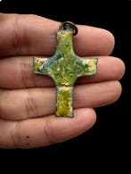 De Eclips van het Heilige: Bronzen borstkruis en