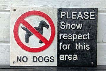 Decoratief ijzeren waarschuwingsbord -No Dogs -, Antiek en Kunst