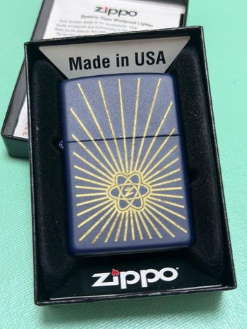 Zippo - Clásico Blue Matte con diseño solar dorado - Zonder, Verzamelen, Nieuw