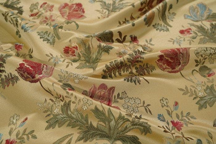 Goudkleurige bekledingstof met bloemmotieven in klassieke, Antiek en Kunst, Antiek | Kleden en Textiel