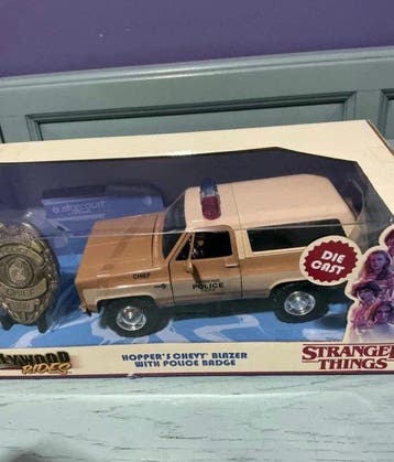 AHC Models 1:24 - Modelauto - Chevy Blazer Police, Stranger, Nieuw