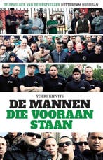 9789089758200 De mannen die vooraan staan | Tweedehands, Boeken, Verzenden, Zo goed als nieuw, Yoeri Kievits
