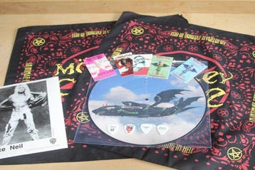 Mötley Crüe - Dogs Of War (Picture Disc) + Memorabilia Pack, Nieuw in verpakking
