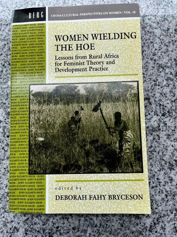 Women wielding the hoe  (Deborah Fahy Bryceson), Afrika, Verzenden, Deborah Fahy Bryceson, 20e eeuw of later