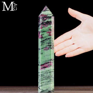 Groene zoïsite-obelisk met rijke magenta