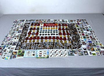 Wereld. Over 350 coins. Postage stamps. Set of badges