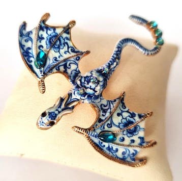 Dragon Auspicieux – geëmailleerde cobaltblauwe broche –