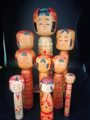 Beeldje (9) - Negen traditionele kokeshi in verschillende