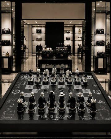 Art Stray-Nos - News THE CHESS OF LUXURY CHANEL : King Karl