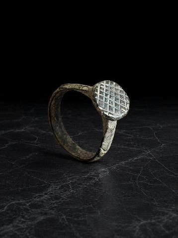 Oud-Romeins, Keizerrijk Brons Ring met kruisgewijze gezaagde
