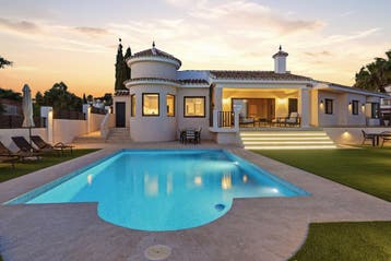 Volledig gerenoveerde villa met zeezicht- La Cala de Mijas, 4 of meer slaapkamers, Airconditioning, Costa del Sol, In bos
