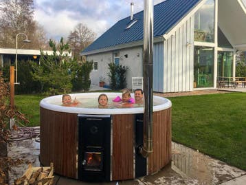 Skargards hottub | Houtgestookte jacuzzi | Scandinavisch, Tuin en Terras, Ophalen of Verzenden, Nieuw, Trap, Vast