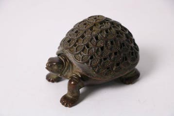 Bronzen schildpadvormige geperforeerde wierookbrander met, Antiek en Kunst