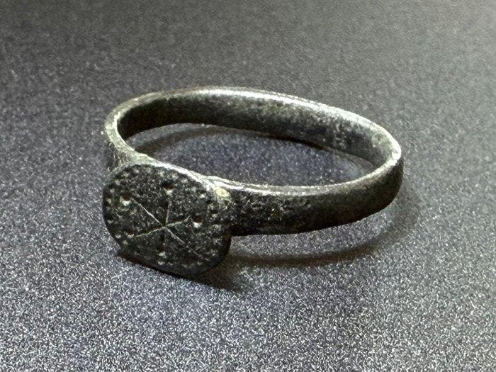 Oud-Romeins Brons Ring met een belangrijk vroegtype van een, Sieraden, Tassen en Uiterlijk, Antieke sieraden