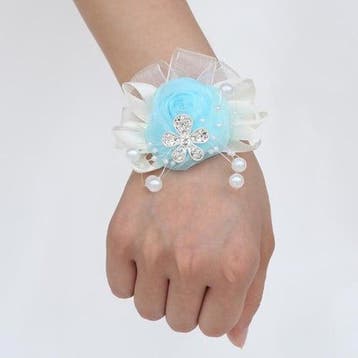 Luxe polscorsage lichtblauw satijnroos met broche en parels, Ophalen of Verzenden, Nieuw