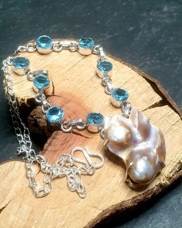 Zeldzame Gilded Old Mussel Pearl hanger, Blauwe topaas -