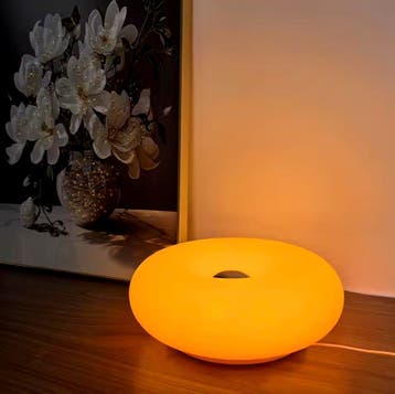 Bauhaus Donut Tafellamp – Dimbaar RGB LED Lamp Oranje / Wit, Huis en Inrichting, Lampen | Tafellampen, Verzenden, Nieuw, Kunststof