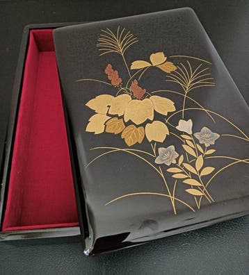 Een verfijnde briefdoos met zwarte lak (fumibako) van Yamada