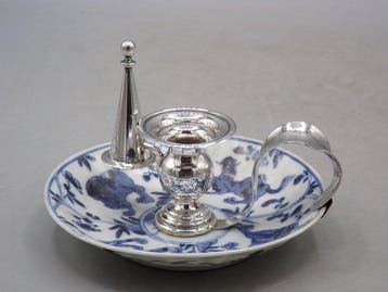 Kaarsenstandaard met oor Kleine schotel met decor van