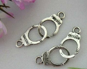 2 x Tibetaans zilveren bedeltje van  handboeien Freedom, Ophalen of Verzenden, Nieuw, Tussenstuk of Tussenkraal