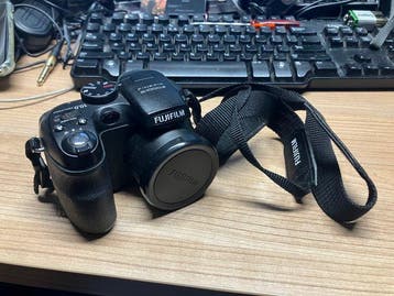 Fujifilm FinePix S1000fd with 32gb memory ,works on 4, Nieuw