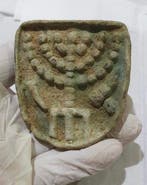 Replica van een oude Joodse Brons Broodzegel met de Menorah