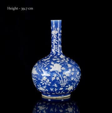 Een grote (39,7 cm) Chinese Tiangiuping-vaas met witte-slip