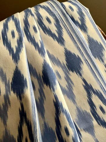 Dubbel breed. Ikat-stof met etnische patronen voor decoratie