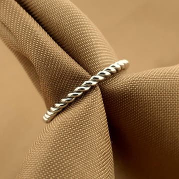 Witgouden gedraaide aanschuifring, Sieraden, Tassen en Uiterlijk, Ringen, Gebruikt, Ophalen of Verzenden, 17 tot 18, Dame