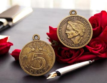 2 x Metalen bedel van 5 cent Nederland, geel koperkleur a..., Ophalen of Verzenden, Nieuw, Kraal
