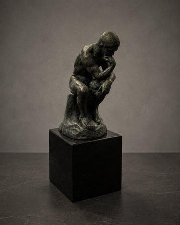 sculptuur, De Denker – Bronzen sculptuur op zwarte sokkel –