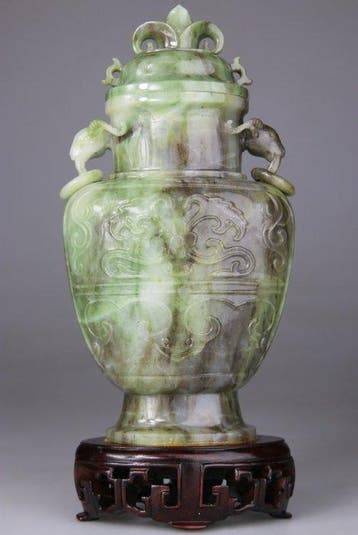 Vaas met Chinees beeldhouwwerk - Ram - archaïsche stijl -, Antiek en Kunst