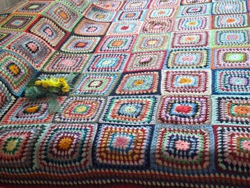 Prachtige vintage sprei, gehaakt met het granny
