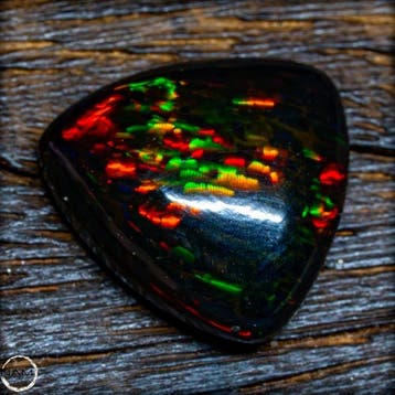 Edelster Black Opal in fel regenboogkleuren – Een vuurwerk