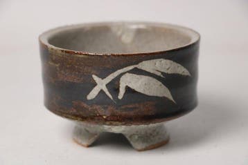 Mashiko-ijzerzand chawan met witte weerstandsmotieven op