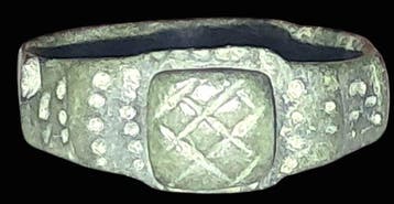 Middeleeuwen, kruisvaardersperiode Bronzen ring met een